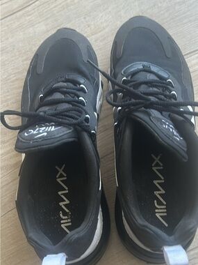Nike women’s Black and White Air Max Running Sneakers